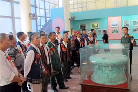 各位头目长老参观第四军区博物馆