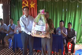 西南部地区指导委员会领导向朔庄省高棉族同胞赠送礼物