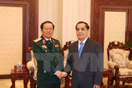 老挝总理通辛·坦马冯亲切会见越南国防部副部长杜伯巳上将 （图片来源：越通社）