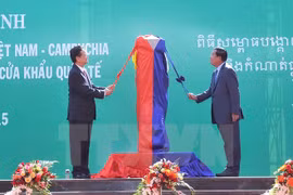 越南总理和柬埔寨首相出席越柬陆地边界界碑落成典礼（图片来源：越通社）