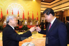 越共中央总书记阮富仲和中共中央钟书记、国家主席习近平出席欢迎晚宴。（图片来源：越通社）