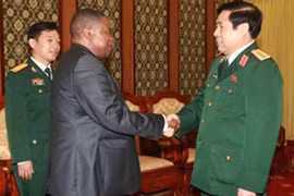 冯光清大将会见南非国防部国务秘书古录杯阿博士​ （图片来源于网络）