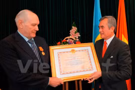 越南驻乌克兰特命全权大使阮明志向Nicolai Mephodievich Gavrilenco先生授予友谊勋章