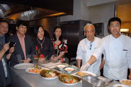 越南驻南非大使黎辉煌参加越南美食周（图片来源：越通社）