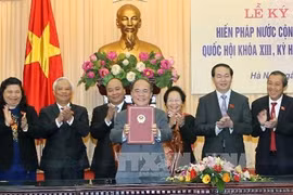 越南社会主义共和国2013年宪法（修改版）证实签署仪式。2013年《宪法》设有涉及人权、公民基本权利和义务的众多条款