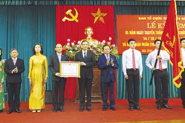 河内市市委书记范光毅向河内市市委组织部授予勋章