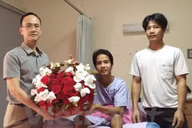 越南公民梅文长在医院接受医疗。（图片来源：越通社）