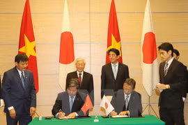 阮富仲总书记与安倍晋三首相见证两国合作协议签署仪式。