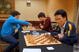 越南棋手黎光廉（藏蓝色衣）