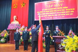 老挝人民军总参谋长苏温·伦奔米中将向第二军区武装力量授予一级伊莎拉勋章