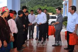 黎鸿英向同文县贫困户赠送礼物