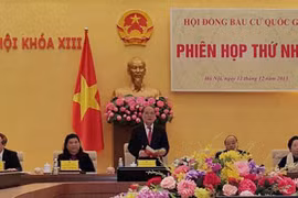 越南国会主席、国家选举委员会主席阮生雄主持会议。