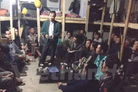 越南驻阿尔及利亚大使馆代表看望慰问在罕西拉工地工作的越南劳工