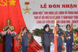 越南国家主席张晋创向越南海警司令部授予新时期人民武装力量英雄称号