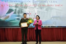 越南国会副主席阮氏金银向一等奖获得者颁奖（图片来源：越南人民报）
