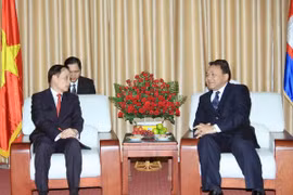 越南外交部副部长黎怀忠（左）与柬埔寨驻越大使昆法尼。