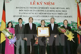 越南祖国阵线中央委员会主席阮善仁向越德友好协会授予一级劳动勋章