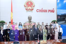 阮春福副总理同前江省越南英雄母亲代表合影留念（图片来源：越通社）