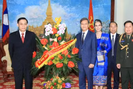 黎淮忠副外长前往老挝驻越大使馆庆祝老挝国庆40周年（图片来源：越通社）