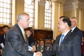 越南政府副总理武文宁（右）与约克公爵安德鲁王子（左）。