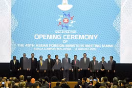 东盟各国外长在第四十八届东盟外长会议开幕式上合照 （来源：越通社）