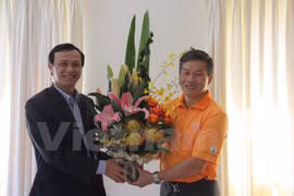 越南驻澳大利亚大使梁青毅赠送鲜花