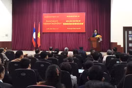 越南人才和人力资源研究科学院院长谭德旺副教授介绍题为“老挝凯山·冯维汉主席在越南的活动”的专题报告 （图片来源：越共电子报）