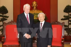 越共中央总书记阮富仲与冰岛共和国总统格里姆松。