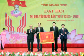 越南政府副总理阮春福向广宁省领导授予政府竞赛旗（图片来源：广宁省电子报）