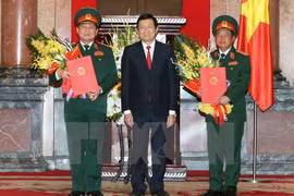 越南国家主席张晋创与越南人民军总政治局主任吴春历上将和国防部副部长杜伯巳上将合影（图片来源：越通社）