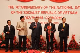 越南驻老挝大使阮孟雄与各与会代表（图片来源于网络）