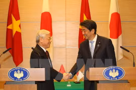 越共中央总书记阮富仲和日本首相安倍晋三（图片来源：越通社）