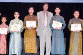 奥东•瓦莱教授对学生们颁发奖学金（图片来源：越通社）