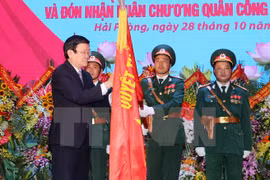 越南国家主席张晋创授予第三军区武装力量一级军功勋章（图片来源：越通社）