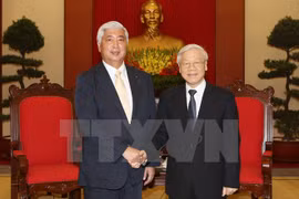 越共中央总书记阮富仲11月6日下午在党中央总部会见了来访的日本防卫大臣中谷元 （图片来源：越通社）