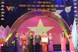 越南政府副总理阮春福向越南妇女联合会授予一级独立勋章（图片来源：越通社）