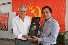 黎国庆副总编辑向葡萄牙共产党领导人赠送礼物（
