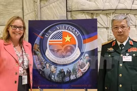 越南国防副部长阮志咏与美国国防部主管南亚及东南亚事务的副助理部长希尔莱特