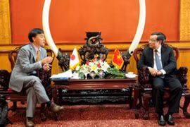 承天顺化省人民委员会主席阮文高和日本国际协力机构驻越代表处首席代表Mori Mutsuya（图片来源：thuathienhue.gov.vn）