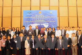 与会代表合影留念（图片来源：越通社） 