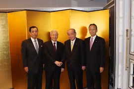 阮富仲总书记与日本经团联副会长仁荻田和各位代表。