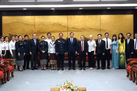 双方代表合影留念。图自越通社