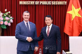 越共中央委员、越南公安部副部长梁三光上将与美国国土安全部运输安全管理局（TSA）局长戴维·佩科斯克。图自越通社
