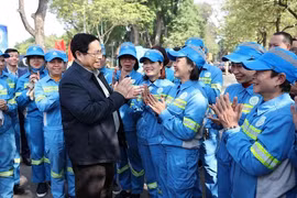 越南政府总理范明政看望慰问河内市环卫工人。图自越通社