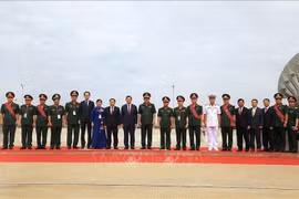 柬埔寨首相洪玛奈与各位代表合影。图自越通社