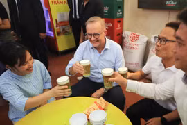 澳大利亚总理安东尼在河内古街品尝越南美食