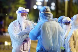 组图：胡志明市“白衣战士”奔赴疫情防控第一线