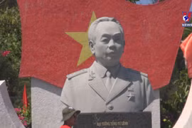 长沙群岛云雀岛上设立武元甲大将的雕像