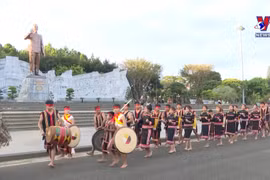 在波来古市街头上欣赏锣铮表演