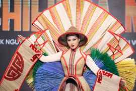 组图:参加环球小姐大赛的越南佳丽民族服装正式亮相